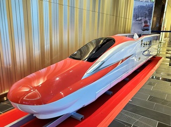 ホテルメトロポリタン秋田開業40周年記念　ミニ車両　新幹線　秋田新幹線　ミニこまち　展示